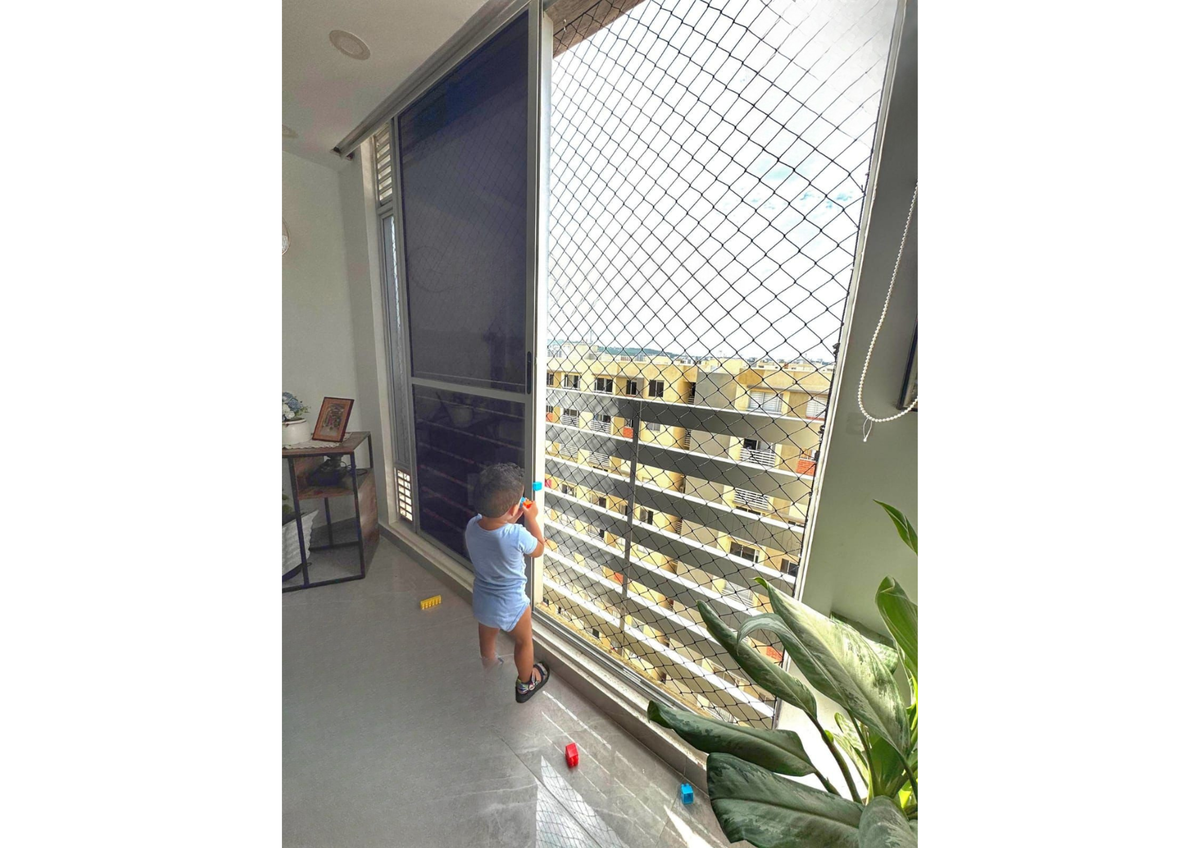 Malla de seguridad instalada en puerta corrediza de balcón en Barranquilla